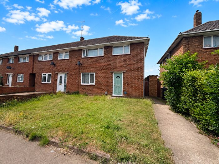 3 Bedroom Semi-Detached House For Sale In Tythe Road, Luton, Bedfordshire, LU4