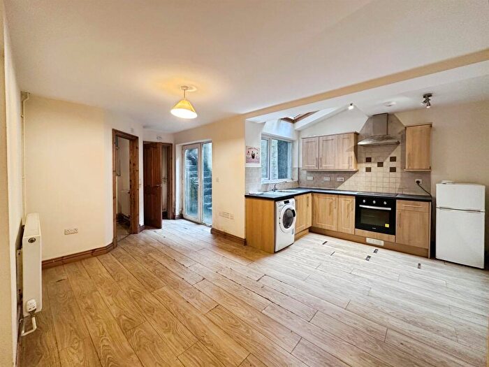 2 Bedroom Flat For Sale In Heathfield, Swansea, SA1