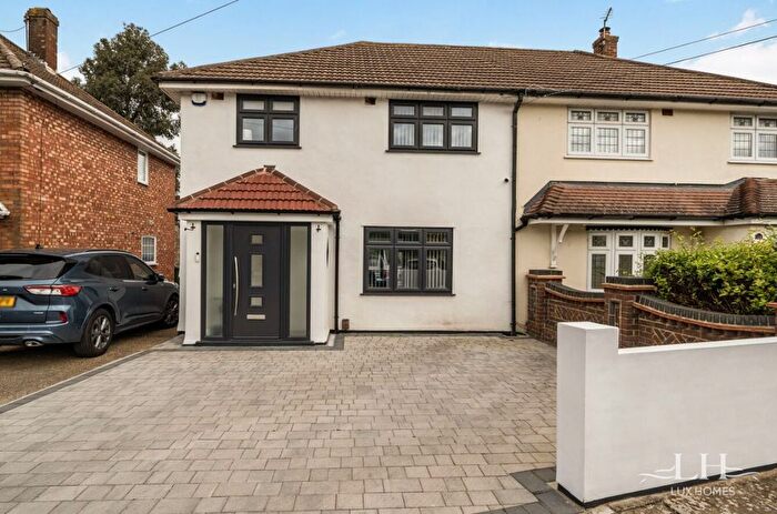 3 Bedroom Semi Detached House For Sale In Kingaby Gardens, Rainham, RM13