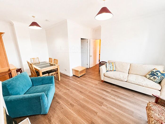 2 Bedroom Flat To Rent In High Street, Hounslow, TW3