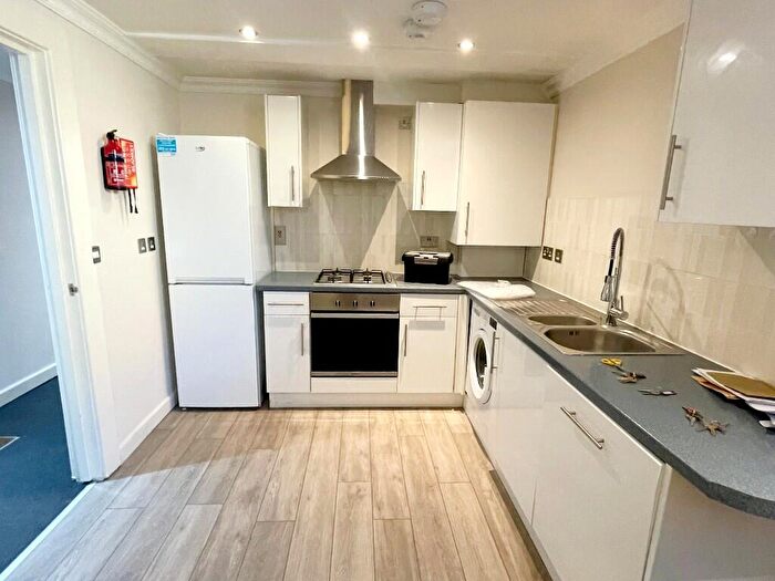2 Bedroom Flat To Rent In Queens Row, London, SE17