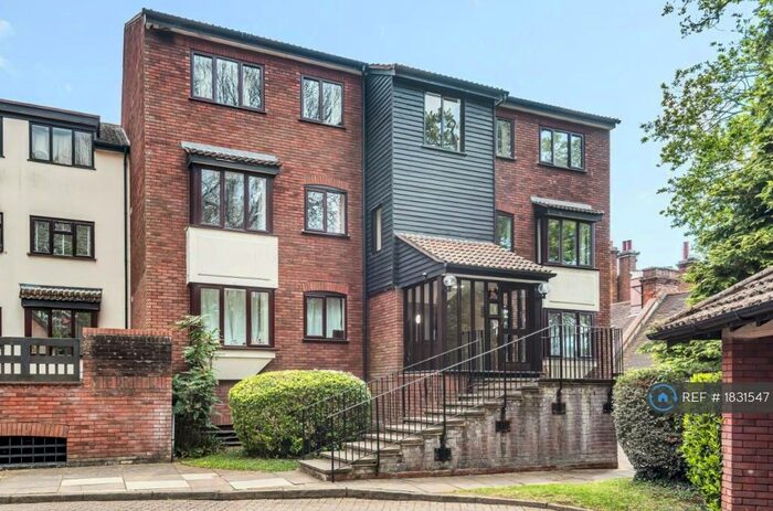 2 Bedroom Flat To Rent In Oakdene Close, Pinner, HA5