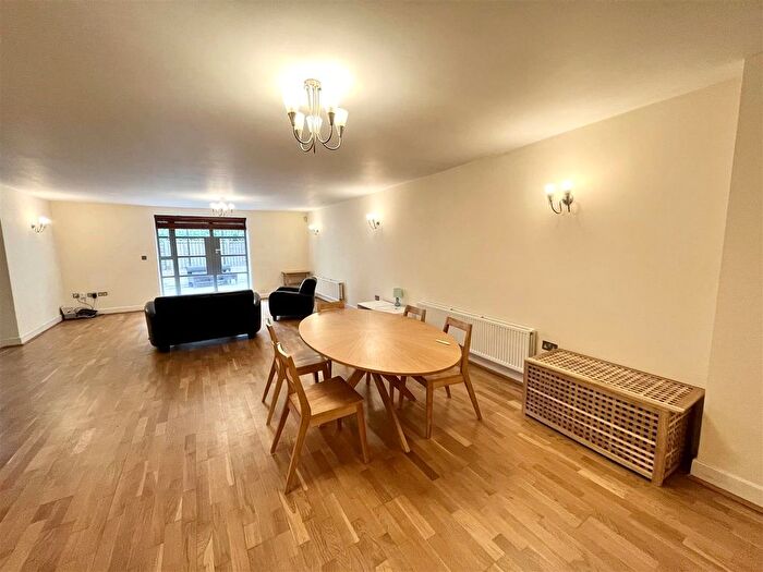 3 Bedroom Flat To Rent In Caledonian Road, London, N1