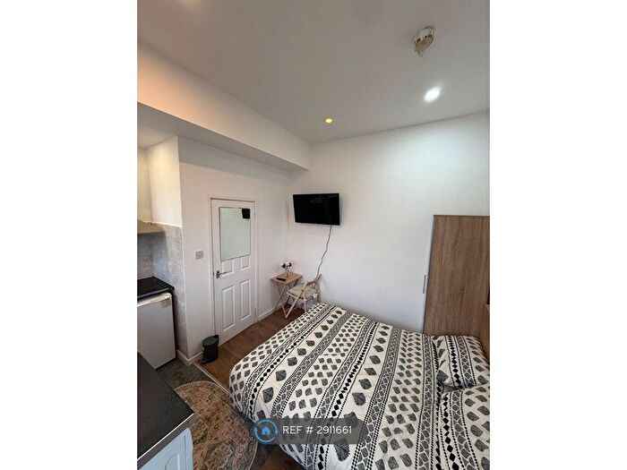 2 Bedroom Flat To Rent In East Lane, Wembley, HA0