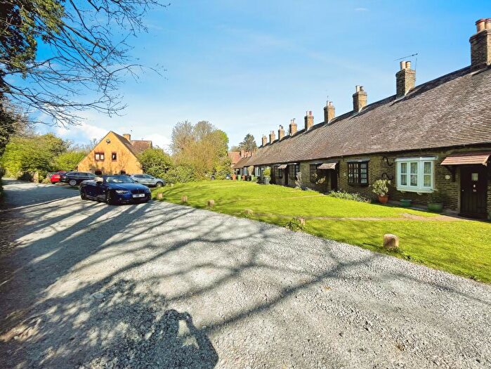 2 Bedroom Cottage To Rent In Hollow Cottages, London Road, Purfleet-On-Thames, RM19