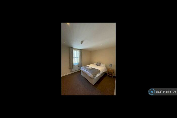 3 Bedroom Flat To Rent In Eaton Crescent, Swansea, SA1