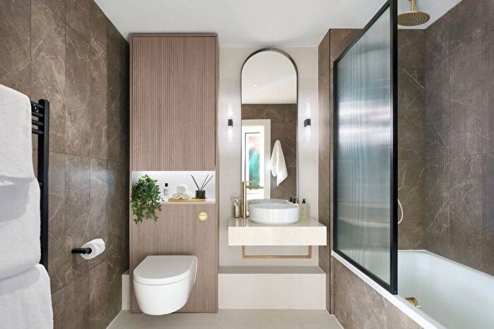 2 Bedroom Flat For Sale In Wandsworth Mills, Wandsworth, SW18