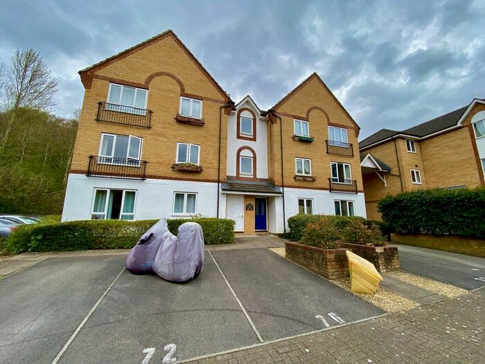 2 Bedroom Flat To Rent In Butlers Close, Crews Hole, Bristol, BS5