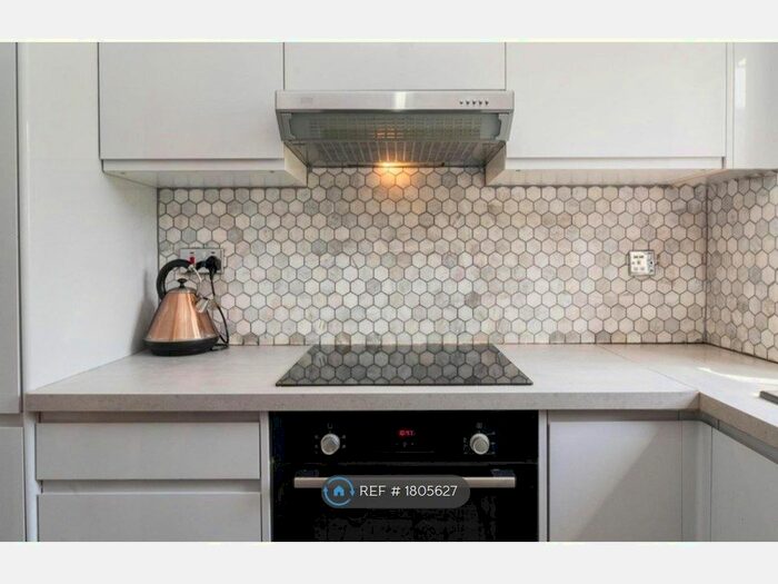 2 Bedroom Flat To Rent In Blackdown Close, London, N2