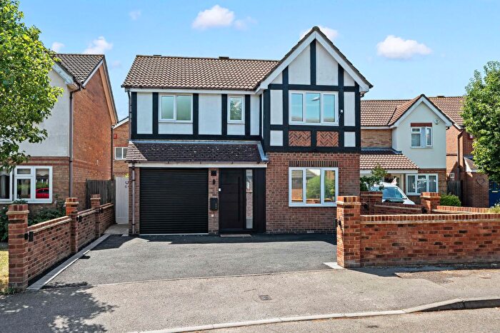 4 Bedroom Detached House For Sale In Cotswold Way, Worcester Park, KT4
