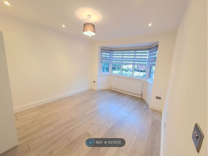 1 Bedroom Flat To Rent In Collier Row, Romford, RM5