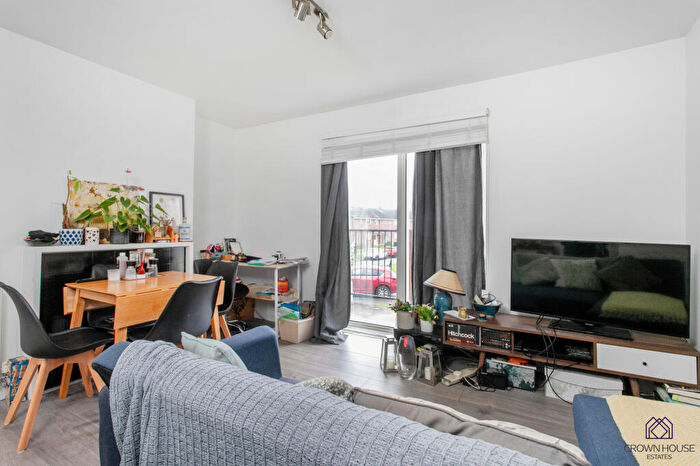 2 Bedroom Flat For Sale In Days Mead, Hatfield, Hertfordshire, AL10