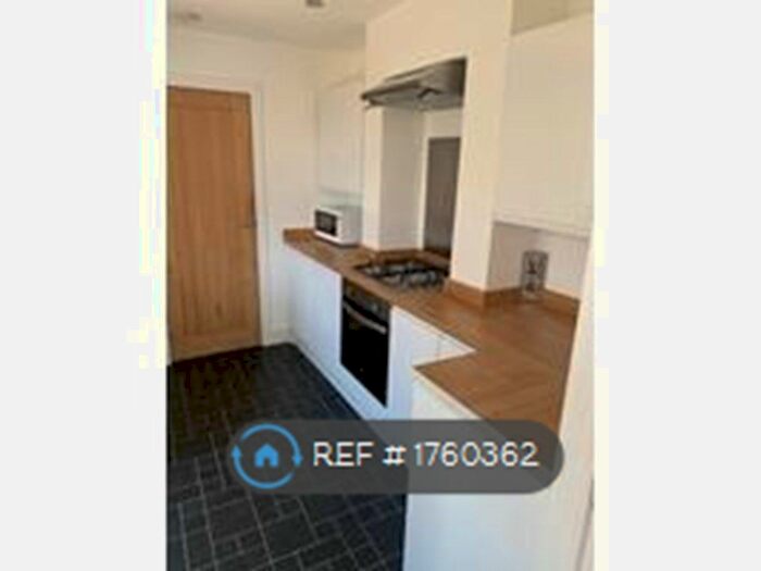1 Bedroom Flat To Rent In The Crescent, Leatherhead, KT22