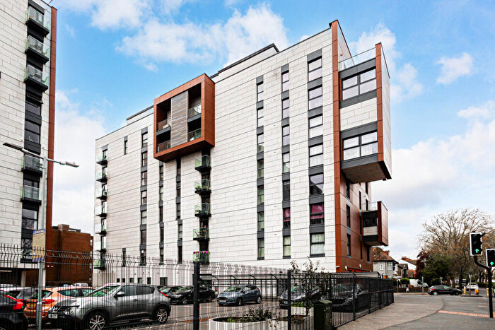 2 Bedroom Apartment For Sale In Victoria Avenue, Southend-on-sea, SS2