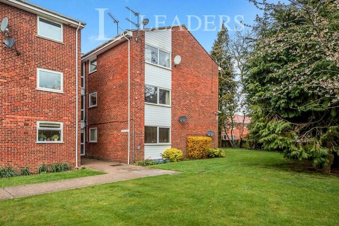 2 Bedroom Apartment To Rent In Cedar Court, AL4