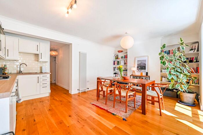 2 Bedroom Maisonette For Sale In Forest Road, London Fields, London, E8