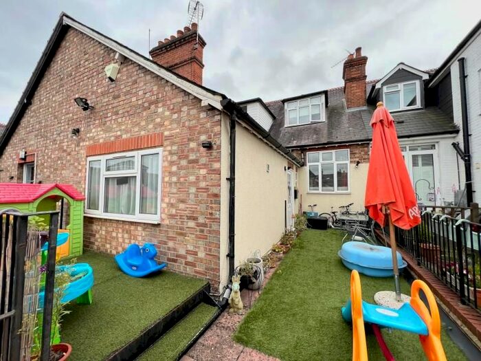 2 Bedroom Flat To Rent In High Street, Weybridge, Surrey, KT13