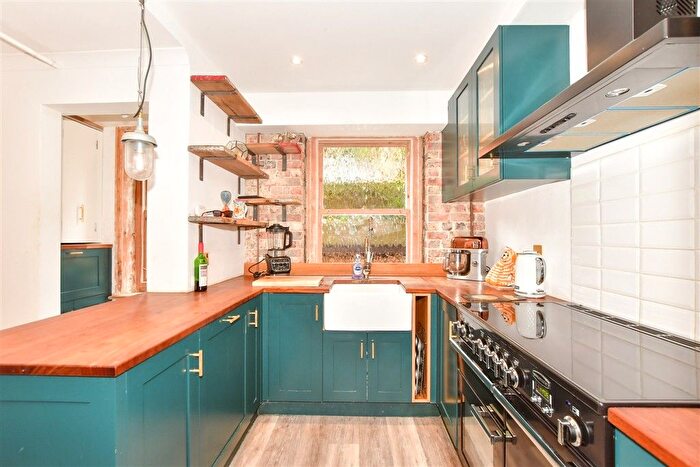 2 Bedroom Flat For Sale In Sandgate Road, Folkestone, Kent, CT20