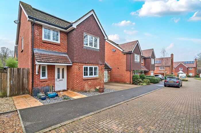 3 Bedroom Link Detached House For Sale In Field End, Billingshurst, RH14