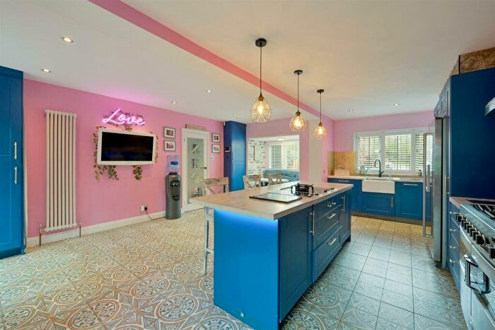 4 Bedroom Detached House For Sale In Chipstead Lane, Tadworth, KT20