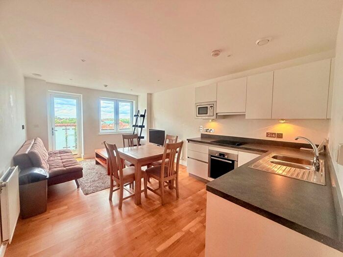 1 Bedroom Flat To Rent In High Street, Hounslow, TW3