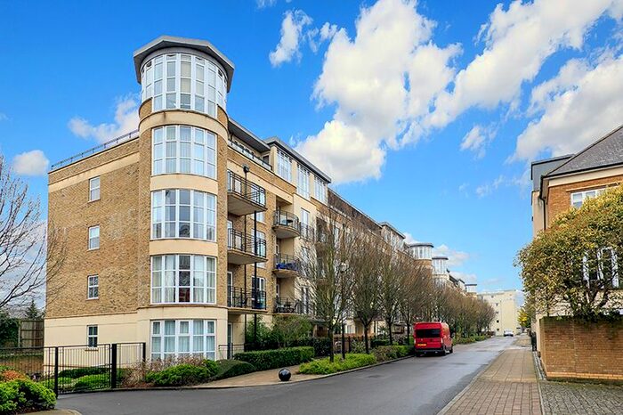 2 Bedroom Flat To Rent In Melliss Avenue, Kew, TW9