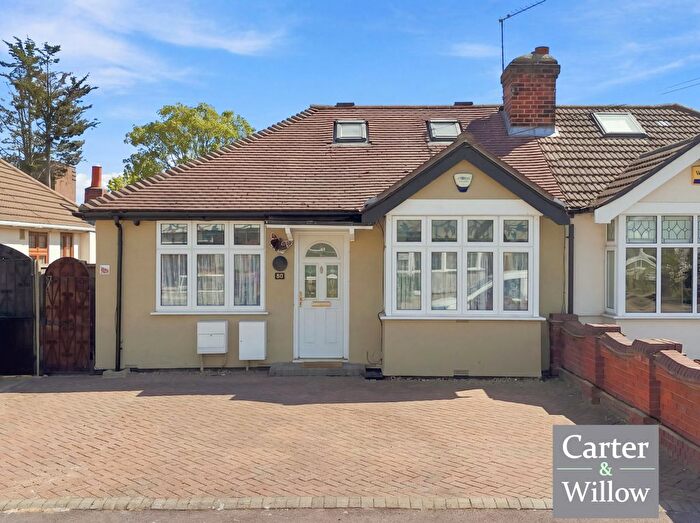 4 Bedroom Semi-Detached Bungalow For Sale In Mayswood Gardens, Dagenham, RM10