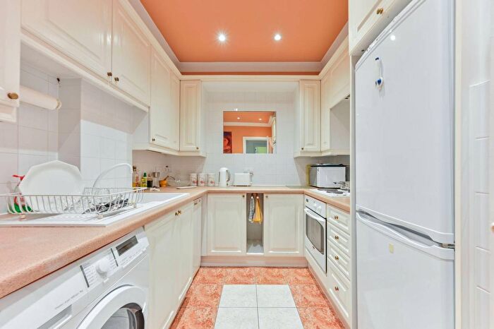 2 Bedroom Flat To Rent In Queensway, Queensway, London, W2