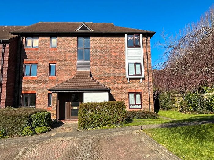 2 Bedroom Flat For Sale In Woodhams Close, Battle, TN33