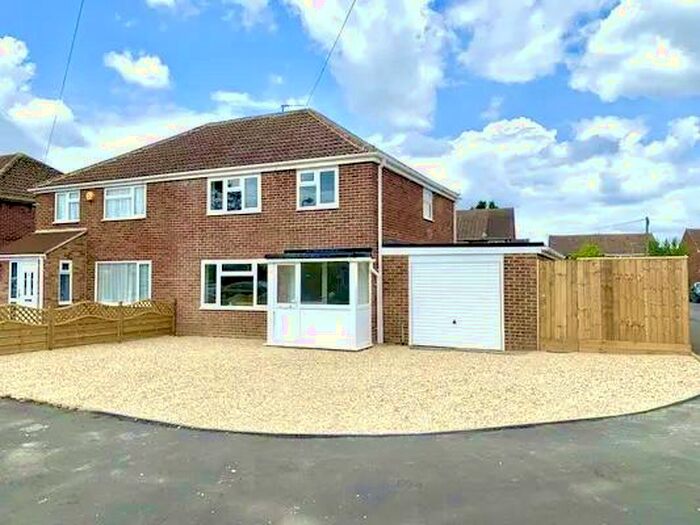 3 Bedroom Semi-Detached House To Rent In Lock Crescent, Kidlington, OX5