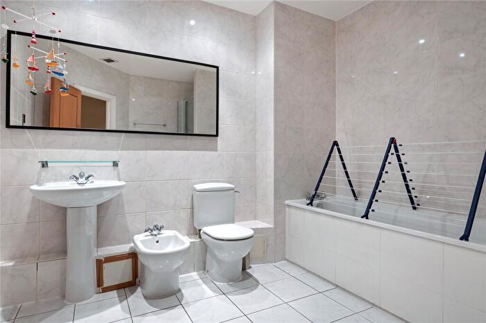 2 Bedroom Apartment To Rent In Farringdon Road, London, EC1M