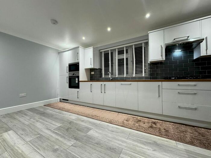 3 Bedroom Flat To Rent In Roundtable Road, Downham, Bromley, BR1