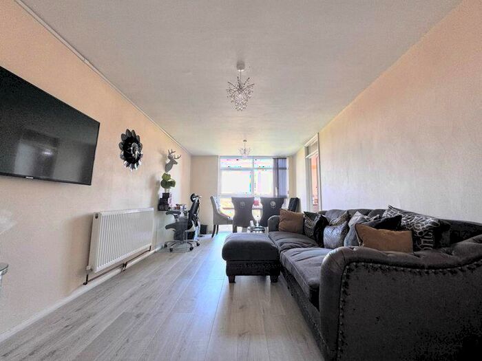 2 Bedroom Apartment For Sale In Spiral Court, Monks Kirby Road, Walmley, B76