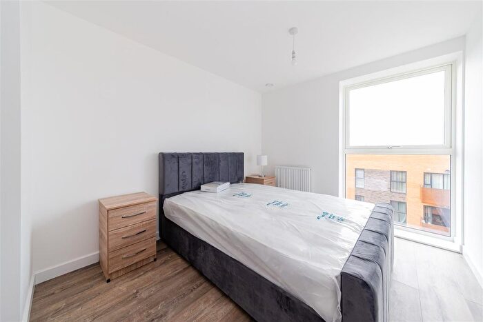 2 Bedroom Flat To Rent In East Acton Lane, London, W3