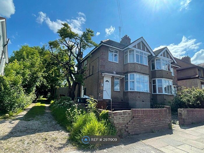 3 Bedroom Flat To Rent In Park Lane, Harrow, HA2