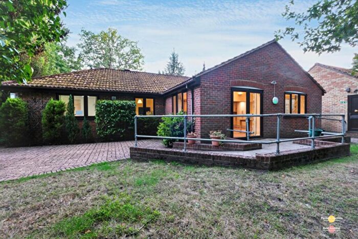 3 Bedroom Bungalow For Sale In Holmbury Avenue, Crowthorne, Berkshire, RG45