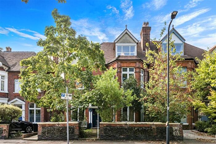 2 Bedroom Flat For Sale In Dartmouth Road, Cricklewood, NW2