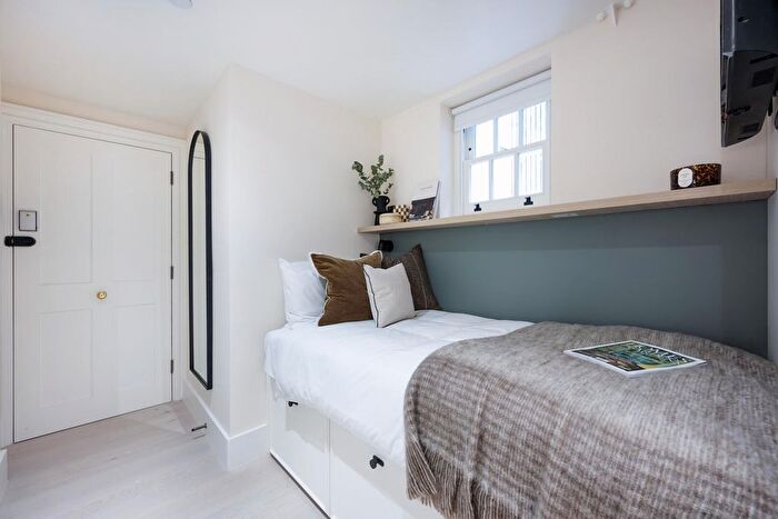 Studio To Rent In Kensington Gardens Square, W2