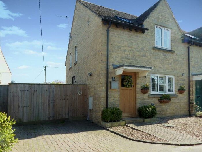 3 Bedroom Semi-Detached House For Sale In Chestnut View, Bampton, Oxfordshire, OX18