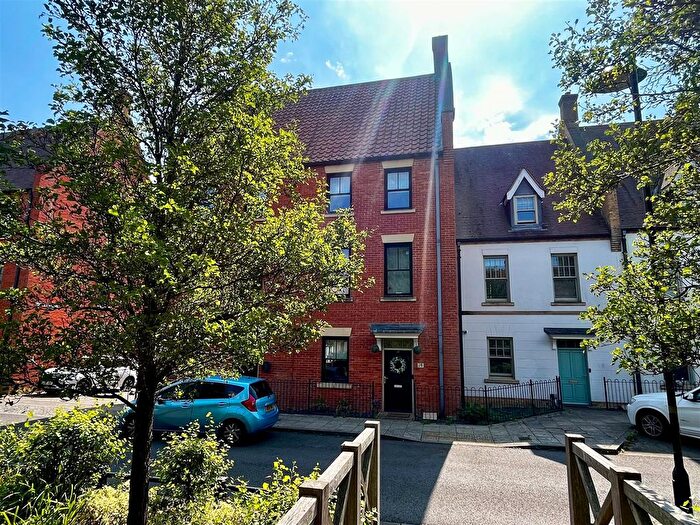 6 Bedroom Town House For Sale In Clickers Drive, Northampton, NN5