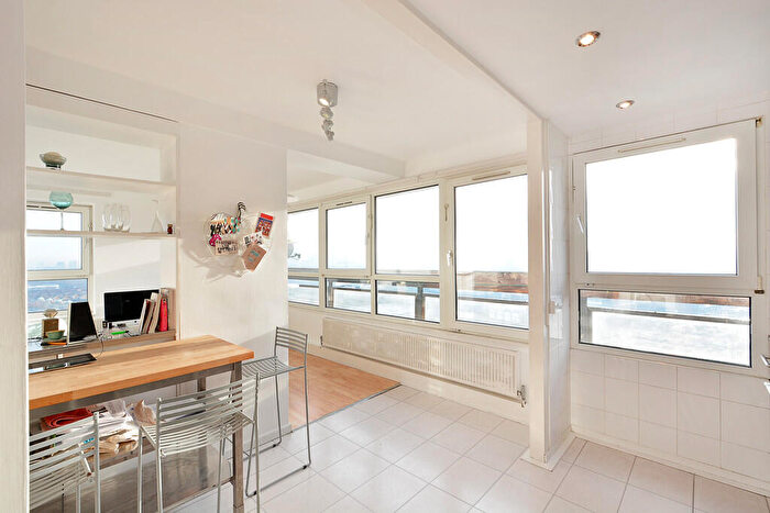 2 Bedroom Apartment To Rent In Columbia Point, Canada Estate, SE16