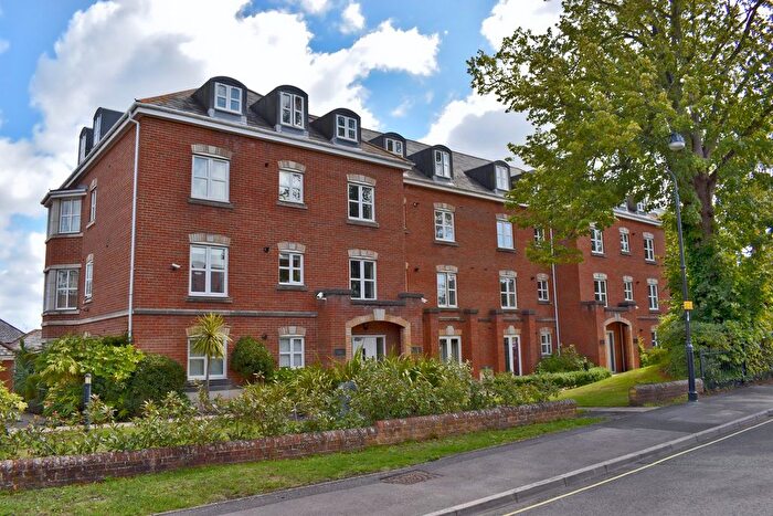 2 Bedroom Flat For Sale In Hillcroft Close, Lymington, SO41