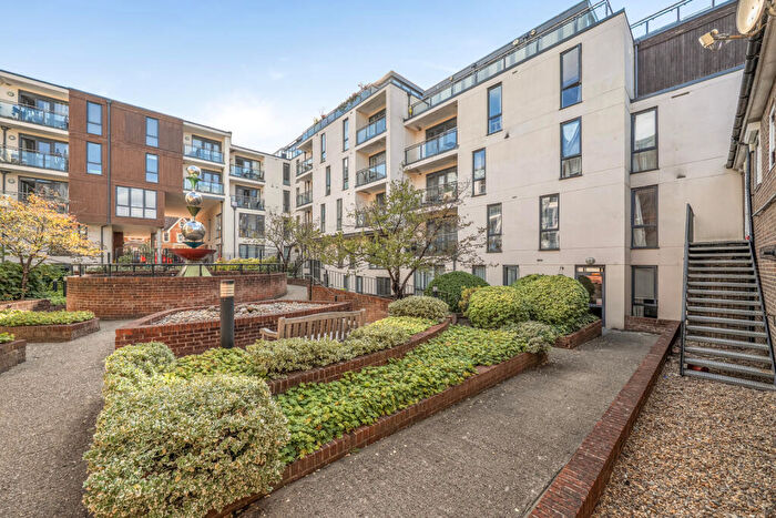 2 Bedroom Flat For Sale In Martyr Road, Guildford, GU1