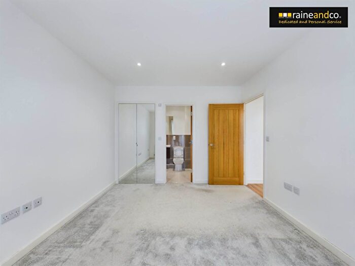2 Bedroom Flat To Rent In Darkes Lane, Potters Bar, EN6