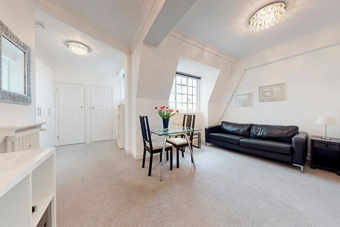 Flat To Rent In Mortimer Court, Abbey Road, NW8