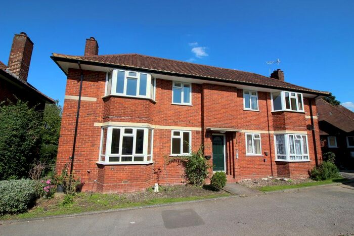2 Bedroom Flat To Rent In Greenwood Close, Bushey Heath, Bushey, WD23