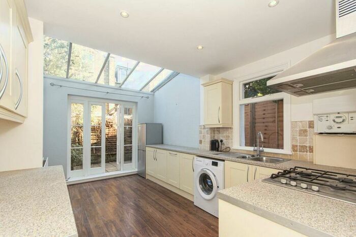 2 Bedroom Flat To Rent In Elspeth Road, Clapham Junction, SW11