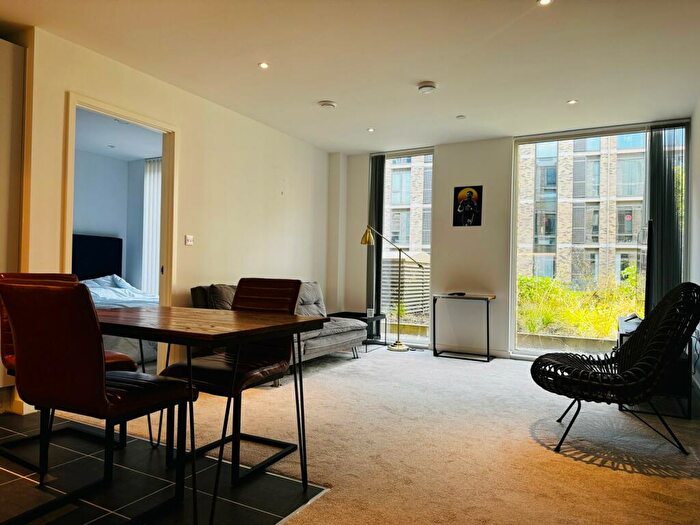 Flat To Rent In Burlington Square, Manchester, Hulme, M15