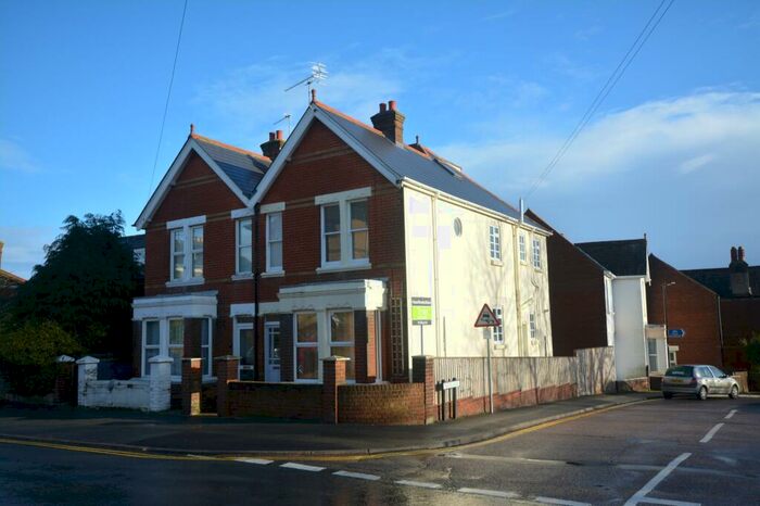 3 Bedroom Semi-Detached House To Rent In Newport Road, Cowes, PO31