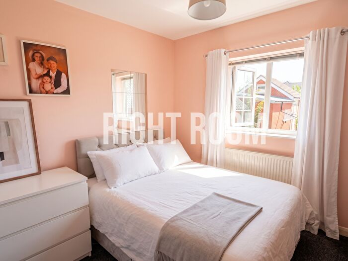 2 Bedroom Flat To Rent In Bed Flat, Portswood Road, Southampton, SO17